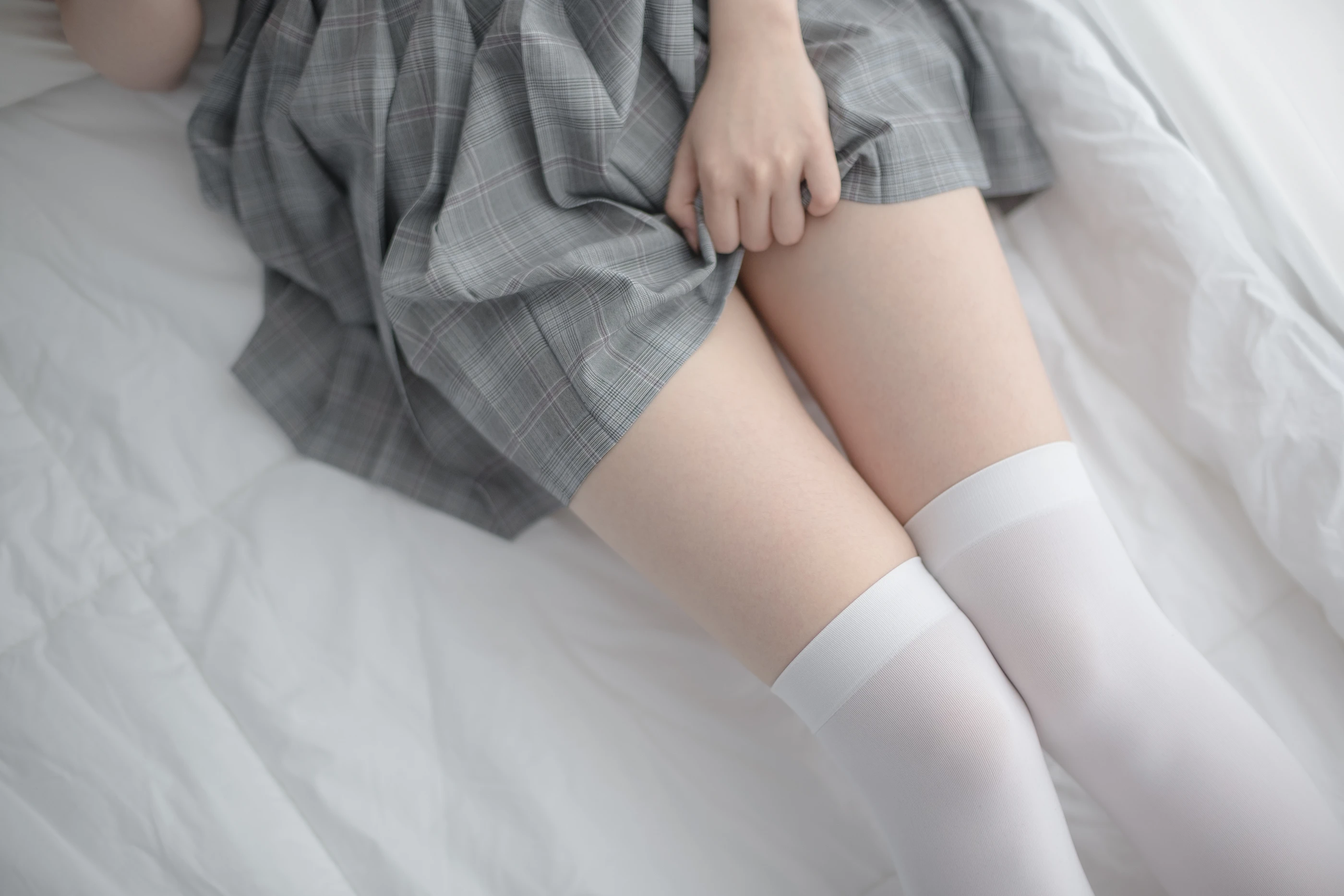 森萝财团 [R15-009] 床上JK白丝 [84P]插图4